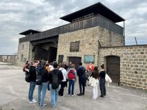 IMG_1619.JPG_Bild_3_-_Beim_KZ-Eingangstor.jpg