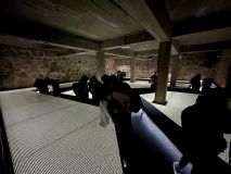 IMG_1674.JPG_Bild_8_-_Im_Gedenkbereich_Liste_der_Namen.jpg
