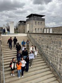 IMG_1689.JPG_Bild_10_-_Beim_Verlassen_-_Treppe_zum_Vorplatz.jpg