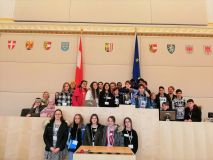 3BC_im_Parlament-Ersatzplenarsaal_hinter_Rednerpult.jpg